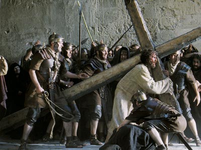 Gibson logró que el film mostrara escenas basadas en famosos "via crucis" y obras de arte basadas en la Pasión.